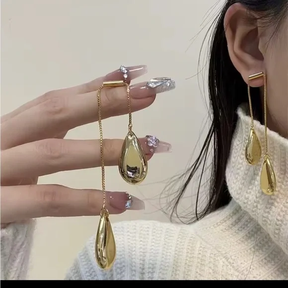 Elegant Gold Water-drop Earrings - Picture 3 of 3